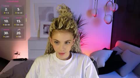 Mia online show from November 7, 8:06 am