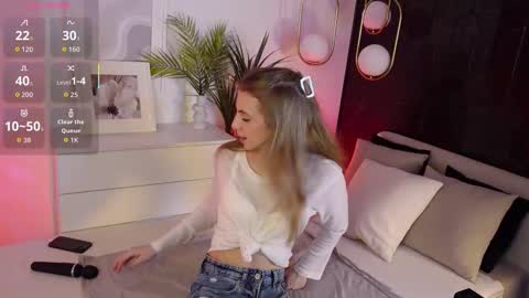 Mia online show from December 3, 6:25 am