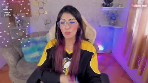 Mia online show from May 23, 3:30 pm