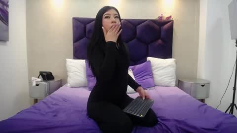 Mia online show from December 5, 5:28 am