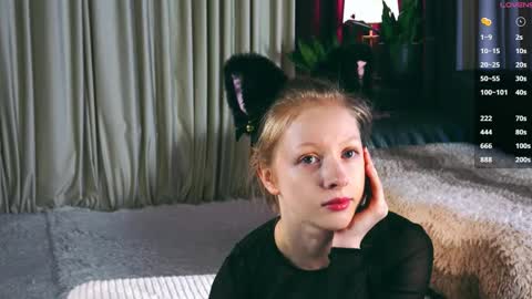 Mia online show from October 31, 3:01 pm