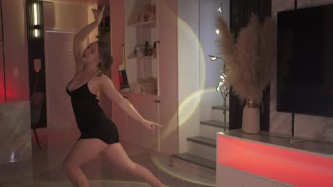 VixenMia online show from May 4, 4:08 am
