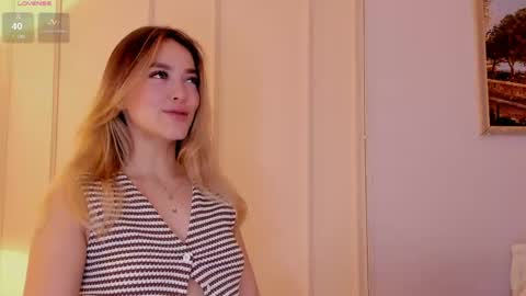 Mia White  online show from April 27, 1:52 pm