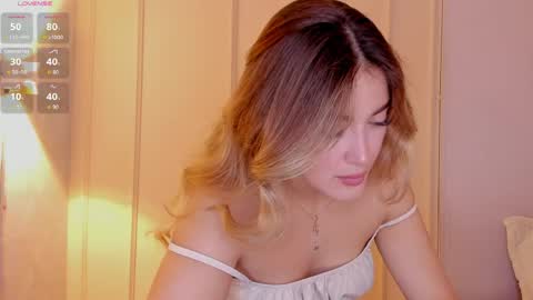 Mia White  online show from April 25, 1:41 pm