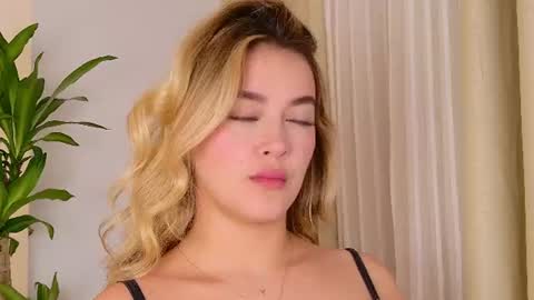 Mia White  online show from July 8, 2:20 pm
