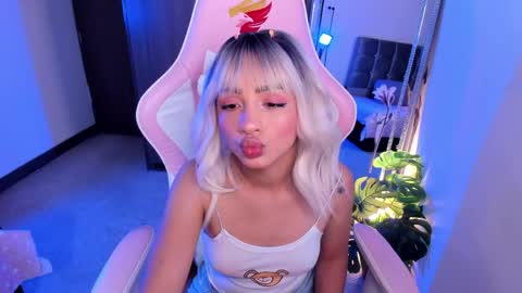 mia  nicolle online show from May 22, 9:54 pm