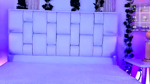 Mia online show from July 4, 11:36 am