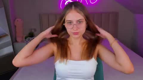 Mia online show from June 26, 11:04 am
