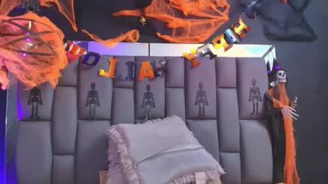 Mia online show from October 27, 12:05 pm