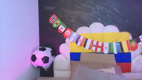 Mia online show from June 22, 12:01 pm
