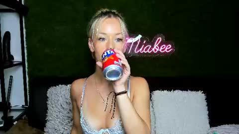 MiaBeeX online show from August 6, 7:28 am