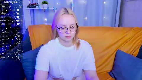 Mia online show from December 22, 10:44 am