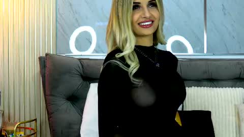 Mia online show from August 7, 8:40 pm