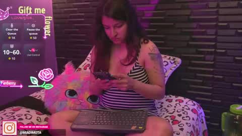 Snapshot of miadimota chatting on September 27, 5:27 am Mia online show from September 27, 5:27 am