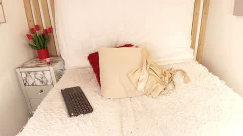 Mia  online show from June 11, 12:32 am
