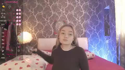 Mia online show from June 25, 4:34 pm