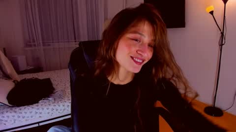 Mia online show from June 29, 7:02 pm
