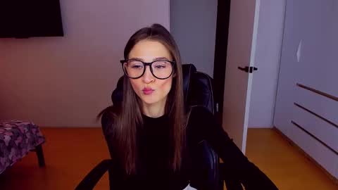 Mia online show from February 25, 2:58 pm