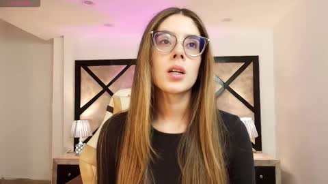 Mia online show from February 4, 7:18 pm