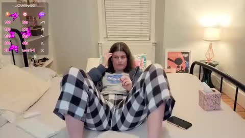 Snapshot of miawallace__ chatting on October 20, 10:37 pm Mia online show from October 20, 10:37 pm