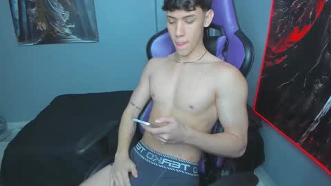 Snapshot of michael_twink18 chatting on October 24, 4:13 am Michael online show from October 24, 4:13 am