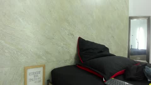 mick_lollipopp online show from May 2, 7:41 pm