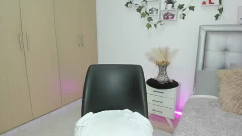 miiaa_k online show from July 1, 11:19 am