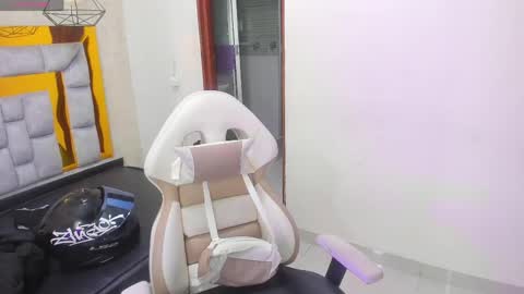 miiaboss online show from April 29, 11:15 am