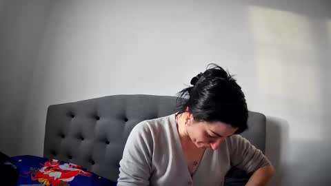 Mikyloveu online show from December 18, 1:45 pm