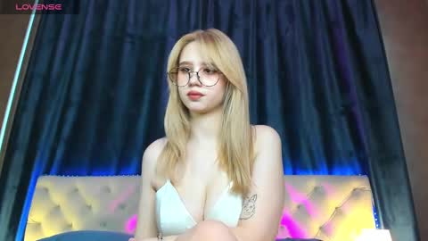 Snapshot of mila_kinor chatting on February 18, 8:16 am mila_kinor online show from February 18, 8:16 am