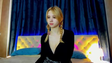 Snapshot of mila_kinor chatting on February 24, 4:49 am mila_kinor online show from February 24, 4:49 am