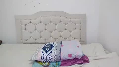 Snapshot of mila_rey25_ chatting on October 1, 7:51 am laura online show from October 1, 7:51 am