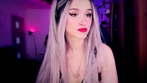 Snapshot of miladyjolie chatting on September 16, 7:44 am MiladyJolie online show from September 16, 7:44 am