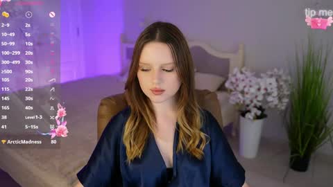 milanamoons online show from April 25, 1:02 pm