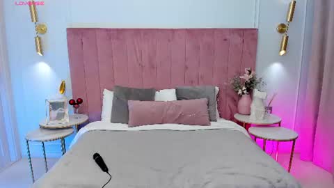 Mia online show from June 17, 5:12 am