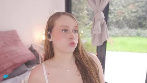 milky_0 online show from July 20, 7:15 pm