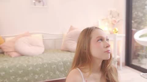 milky_0 online show from May 7, 7:09 pm