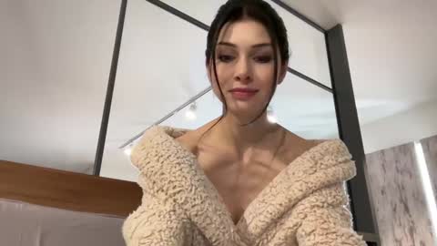 milla bella online show from December 4, 9:25 pm