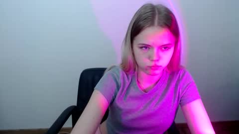 millaloveli online show from March 25, 8:10 am