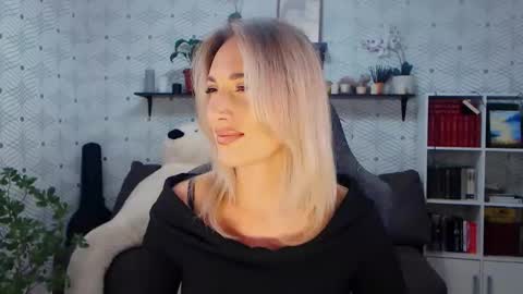 MillaXQueen online show from May 10, 1:17 pm