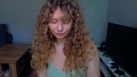milounee online show from July 8, 8:18 am