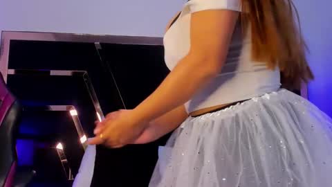 miluvargas online show from November 1, 4:22 am