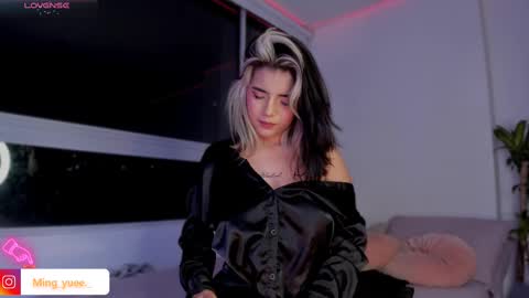 Snapshot of ming_yue_ chatting on February 14, 6:02 am My name is Fer Nice to meet you give it a thumbs up please its important online show from February 14, 6:02 am