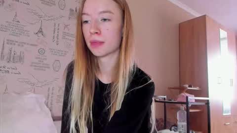 Snapshot of minidiva_ chatting on October 17, 8:51 am Amelia online show from October 17, 8:51 am