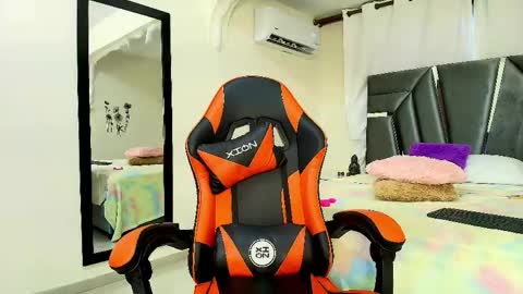 minilove_01 online show from April 25, 1:52 pm