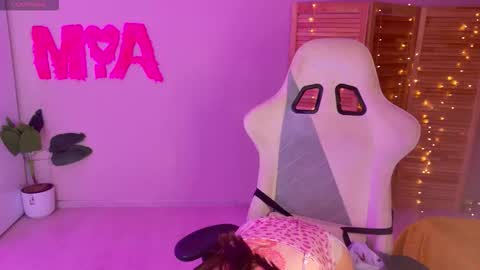 Snapshot of miss_mia_meow chatting on September 25, 3:35 am Mamma Mia online show from September 25, 3:35 am