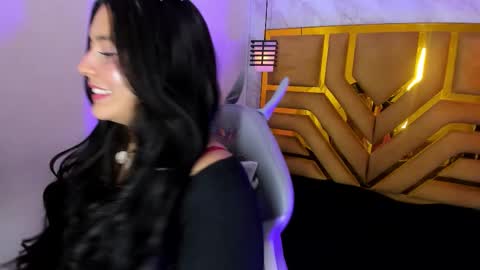  M E L A N I E  online show from February 12, 4:32 pm