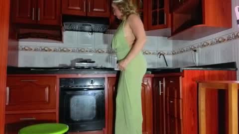 Snapshot of missescarleth chatting on October 9, 3:01 am Escarlet online show from October 9, 3:01 am