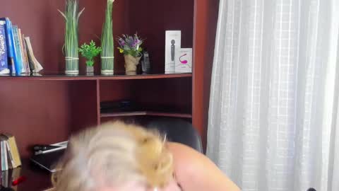 Snapshot of missescarleth chatting on February 20, 8:39 am Escarlet online show from February 20, 8:39 am