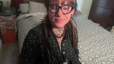misshoneybadger333 online show from May 12, 6:28 pm